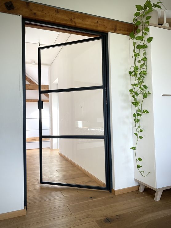 Die Glastür mit Schwarzstahlrahmen Die Glastür mit Schwarzstahlrahmen