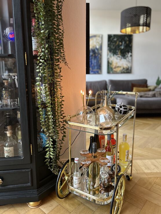 Goldene Akzente, warmes Licht Goldene Akzente, warmes Licht