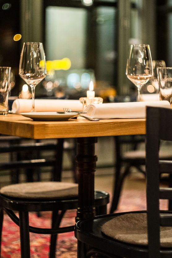 Harmonie: Schlichtes, weißes Porzellan auf warmem Eichenholz Harmonie: Schlichtes, weißes Porzellan auf warmem Eichenholz