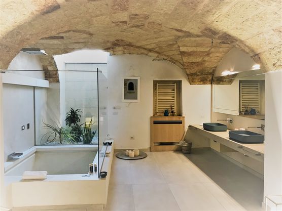 Baden und Zähneputzen im Baden und Zähneputzen im