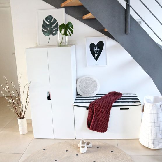 Flur mit Monstera und Weidekätzchen dekoriert Flur mit Monstera und Weidekätzchen dekoriert