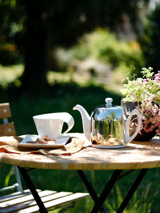 Teepause im Halbschatten. Teepause im Halbschatten.