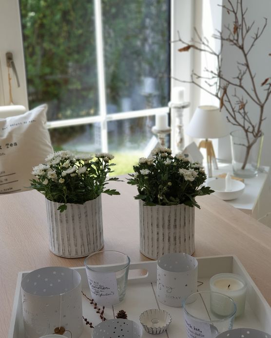 Herbstdekoration mit weißen Chrysanthemen Herbstdekoration mit weißen Chrysanthemen