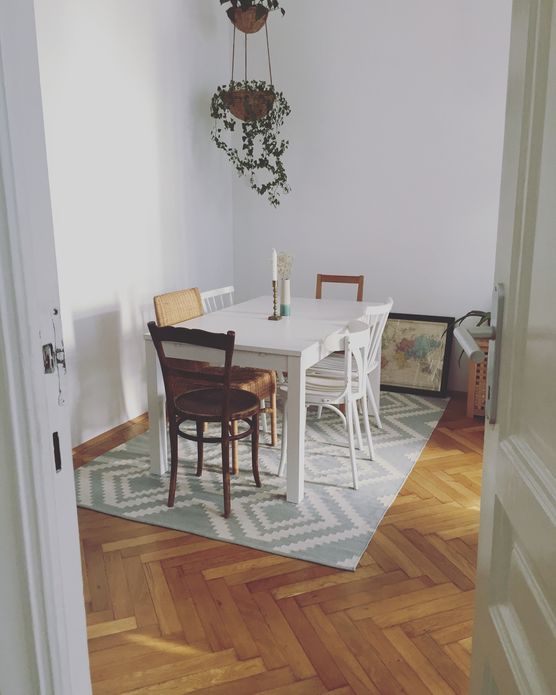 Bunter Stuhl-Mix im Wohnzimmer Bunter Stuhl-Mix im Wohnzimmer