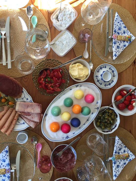 Das traditionelle Ostereieressen. Das traditionelle Ostereieressen.