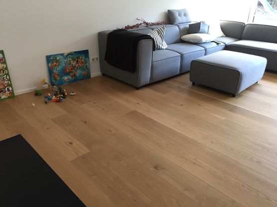 Platz für den Eames Schaukelstuhl zwischen Sofa und Adventskalender Platz für den Eames Schaukelstuhl zwischen Sofa und Adventskalender