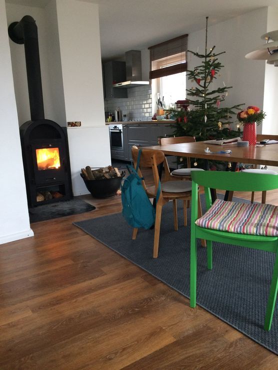 So leb ich mit Weihnachtsbaum und Kaminfeuer :grinning: So leb ich mit Weihnachtsbaum und Kaminfeuer :grinning: