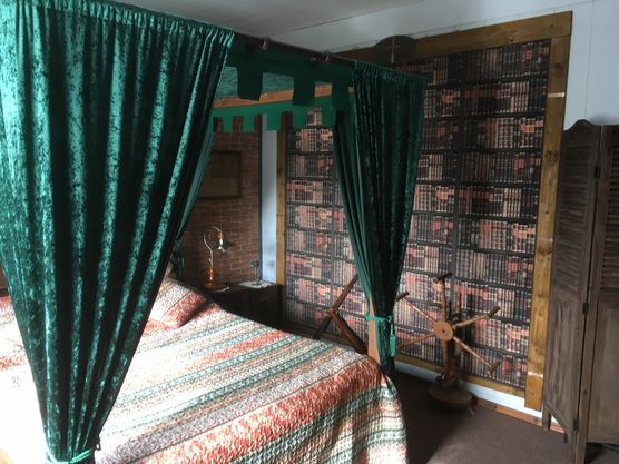 ....neu dekoriert mit Bibliothek-Tapete! ....neu dekoriert mit Bibliothek-Tapete!