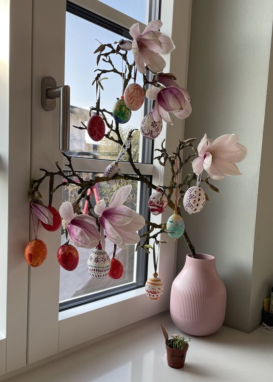 Beim Klettern im Magnolienbaum Beim Klettern im Magnolienbaum