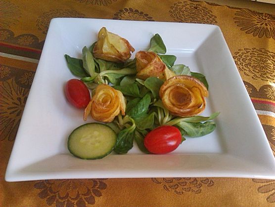 Rosen aus Kartoffeln auf Salat Rosen aus Kartoffeln auf Salat