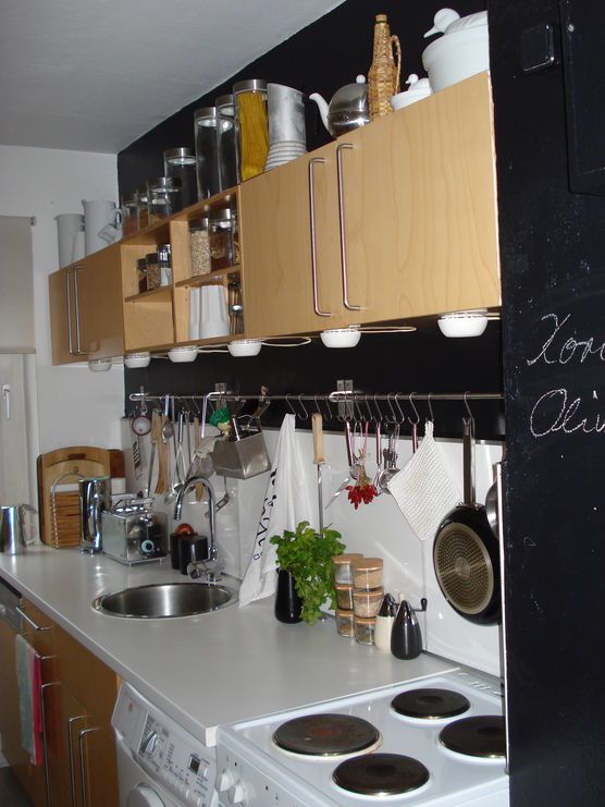 Küche mit schwarzer Wand Küche mit schwarzer Wand