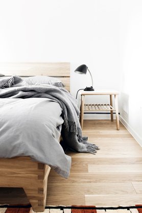 Nachttischleuchte am Bett