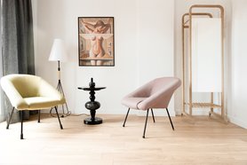 gelber und rosa Sessel