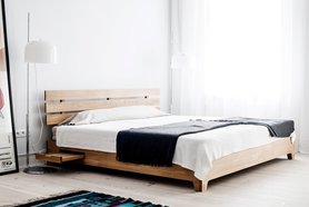 Bett und Stehleuchte im Schlafzimmer