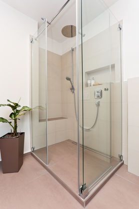 Großzügige Regendusche aus Glas