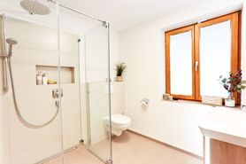 Warme Töne in modernem Bad