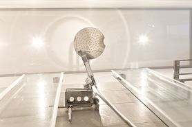 Spiegelnde Lackspanndecke der Regendusche