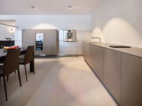 bulthaup b3 mit Laminatfronten und Laminatarbeitsplatte in Lehm