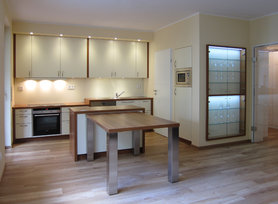 Offene Küche mit Kochblock und Abstellraum
