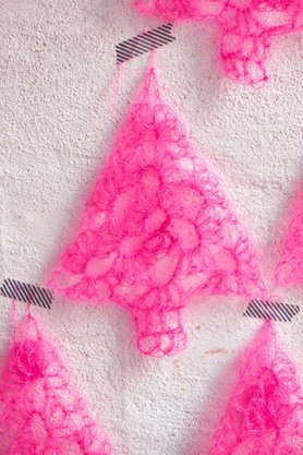 Der SoLebIch-Adventskalender: "lebenslustiger" präsentiert ihre neonpinken DIY Häkel-Weihnachtsbäume