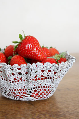 Bastelidee: Obstschalen aus Omas Häkeldeckchen