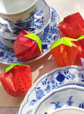 Gefaltet & Erleuchtet: Tischdeko und Lichterkette mit Origami-Erdbeeren