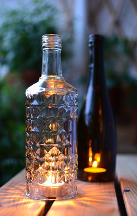 Upcycling: Selbstgemachtes Windlicht aus einer alten Glasflasche