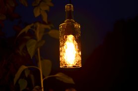 Licht an: Bau dir eine stimmungsvolle Leuchte aus einer alten Glasflasche!