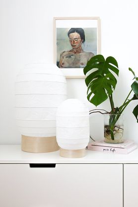 IKEA-Hack: Papierleuchte mit Holzfuß