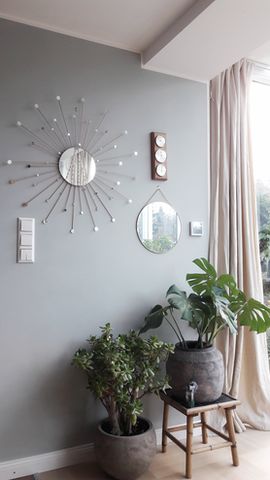 Das antike hölzerne Tischchen