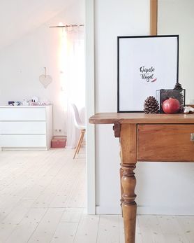 Altes Holz auf Holzboden