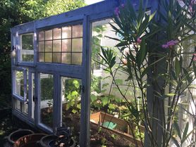 Ein selbstgebautes Gewächshaus aus