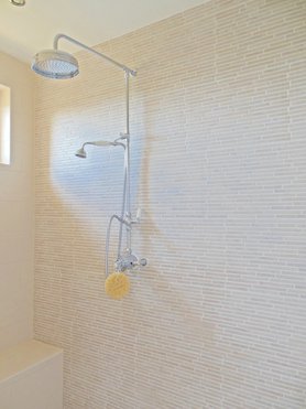 Retrodusche an Riemchenwand