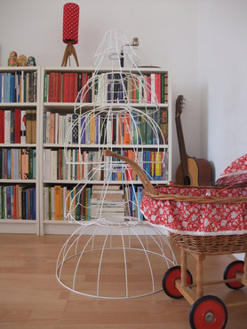 Rohbaum und Puppenwagen