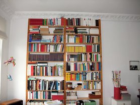 Regal mit Vogelmobile