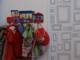 Garderobe neben Tapete