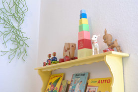 Bücherboard mit allerlei Dingen