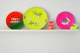 Neon Teller auf Wandboard