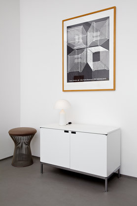 Florence Knoll Sideboard mit Atollo Tischleuchte