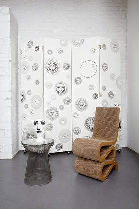 Wiggle Side Chair und Platner Side Table vor Fornasetti Paravent