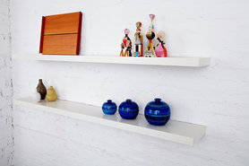 Wooden Dolls von Alexander Girard, Keramiken von Jonathan Adler und Aldo Londi