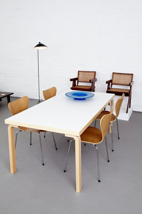 Arne Jacobsen Stühle mit Alvar Aalto Tisch