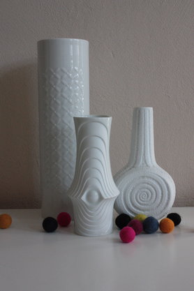 Weißer Vasengruß an faultierchen