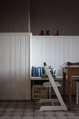 Kinderstuhl am Küchentisch