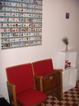 Alte Kinosessel im Flur