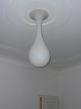 Stuck und Deckenleuchte im Esszimmer