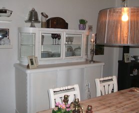 Geweißter Schrank im Esszimmer