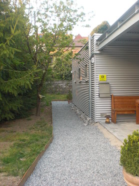 Weg zum Eingang unseres Hauses