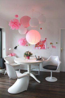 Esstisch zu der neuen Lampe mit neuen Stühlen