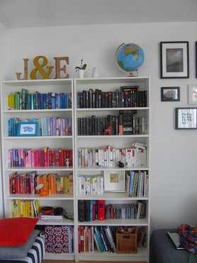 Bücherregal im Wohnzimmer